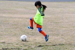 サッカーをする女の子